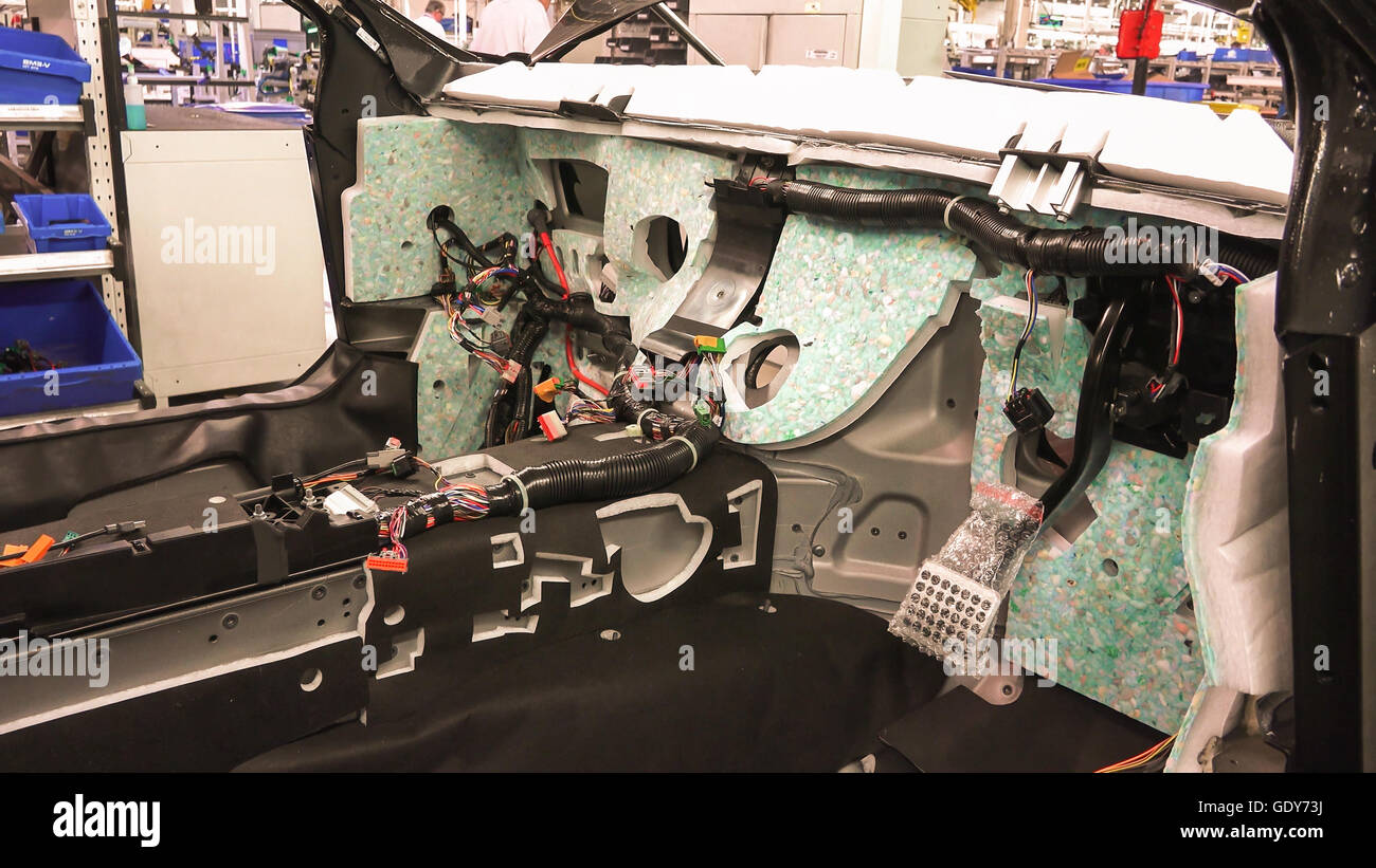 Réalisation de l'installation électrique d'une voiture dans une usine automobile. Banque D'Images