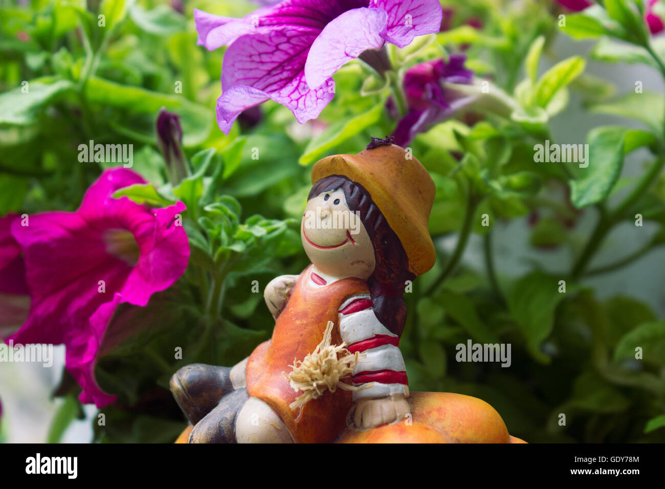 Petite figurine dans le jardin Banque D'Images