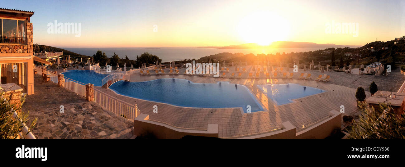 Coucher de soleil sur Dionysos complexe, Drakaina, Grèce. Banque D'Images