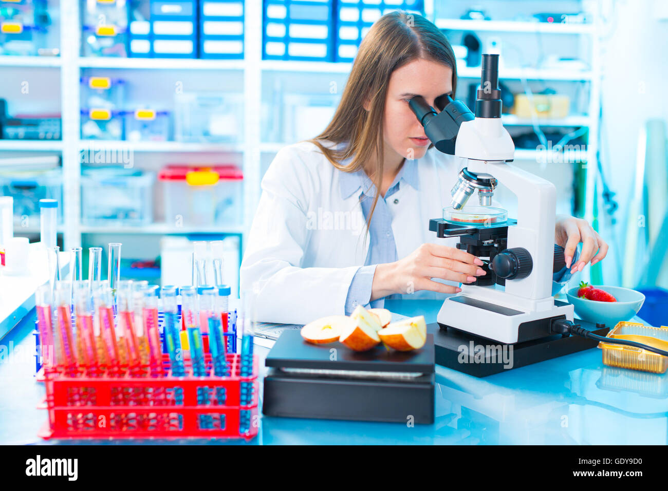 Contrôler l'alimentation fruits pommes sur le contenu d'herbicides et de pesticides Banque D'Images