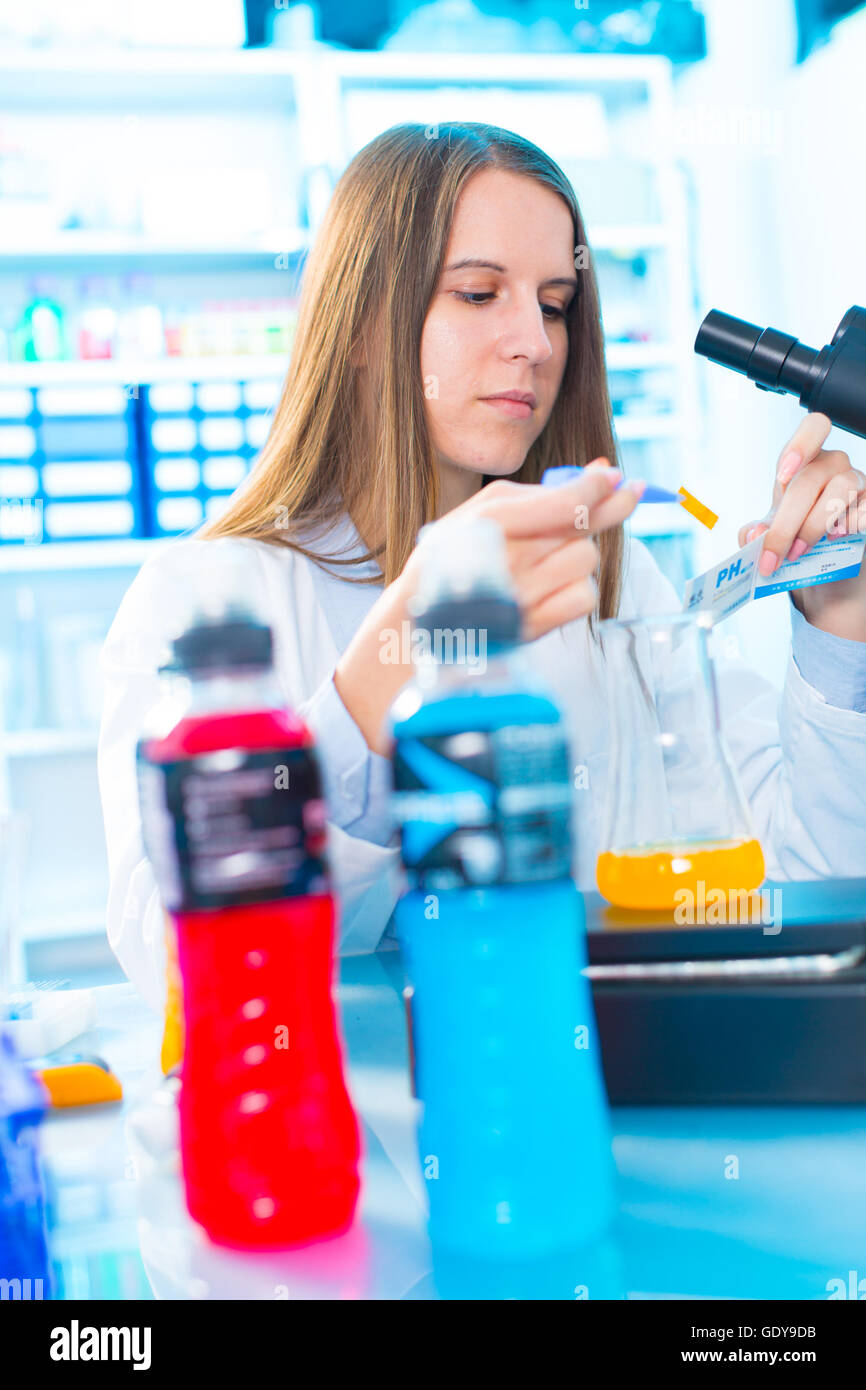 Contrôler l'alimentation de soude sur le contenu d'herbicides et de pesticides Banque D'Images