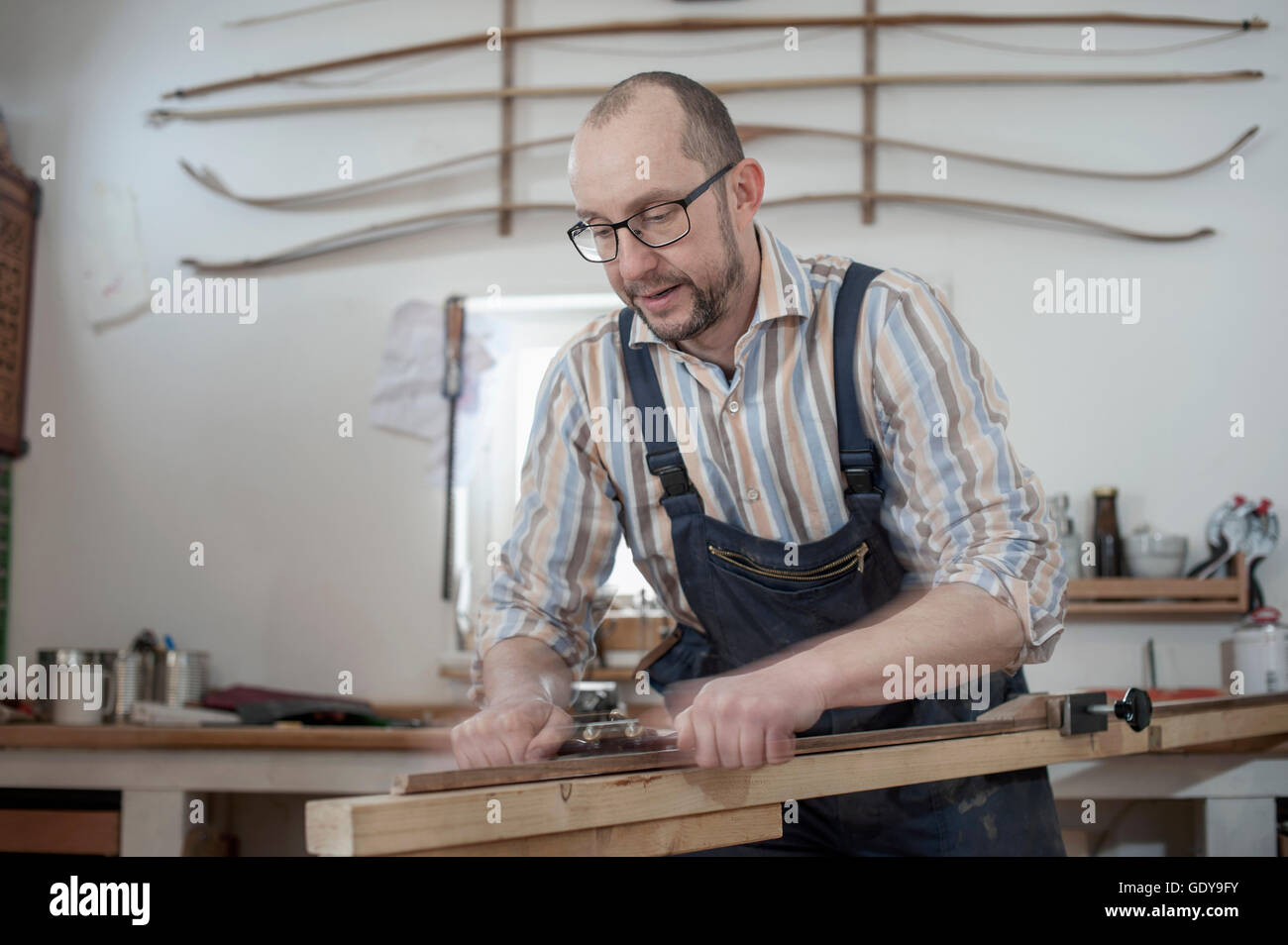 Archetier mâle de bois et lui donner une forme de proue en atelier, Bavière, Allemagne Banque D'Images