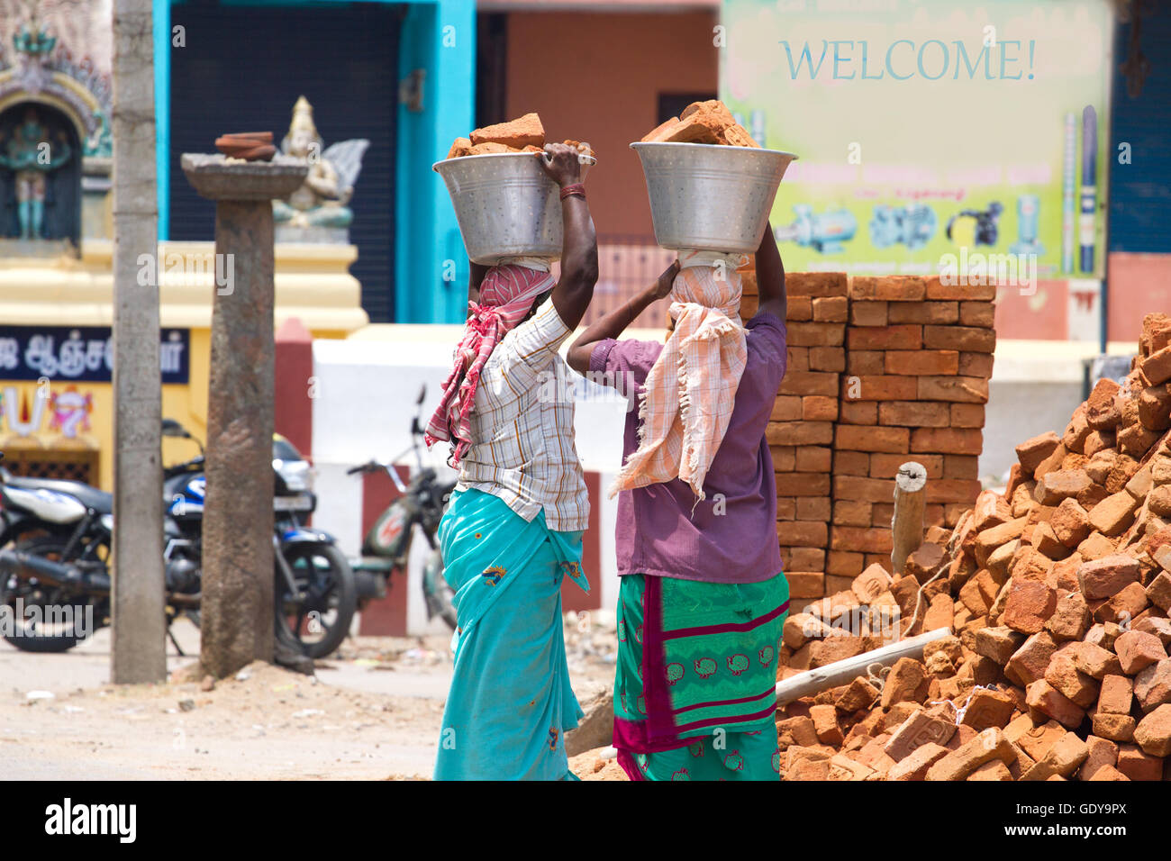 Kanchipuram, Tamil Nadu, Inde, 19 avril, 2015 : Unidentfied les femmes indiennes portent sur la tête des seaux avec des briques Banque D'Images