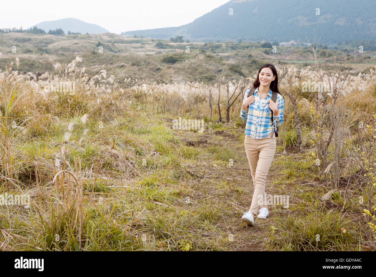 Young female backpacker marcher sur terrain Banque D'Images