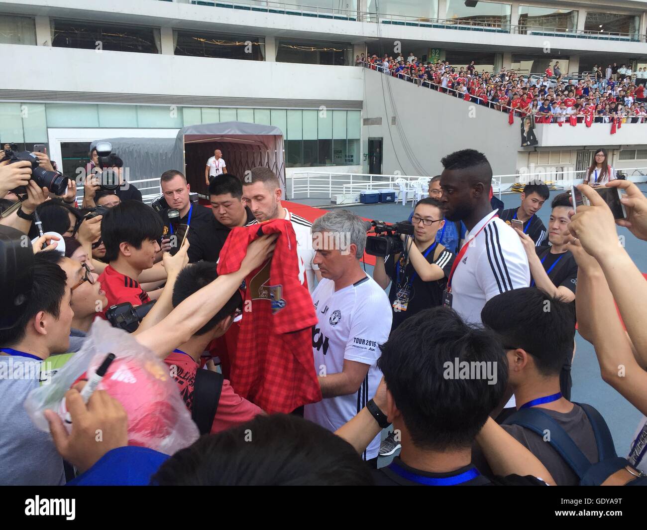 Le directeur de Manchester United, José Mourinho, signe des autographes alors que Manchester United se prépare à affronter Borussia Dortmund, Shanghai, Chine. APPUYEZ SUR ASSOCIATION photo. Date de la photo: Jeudi 21 juillet 2016. Le crédit photo devrait se lire comme suit : Simon Peach/PA Wire. Banque D'Images