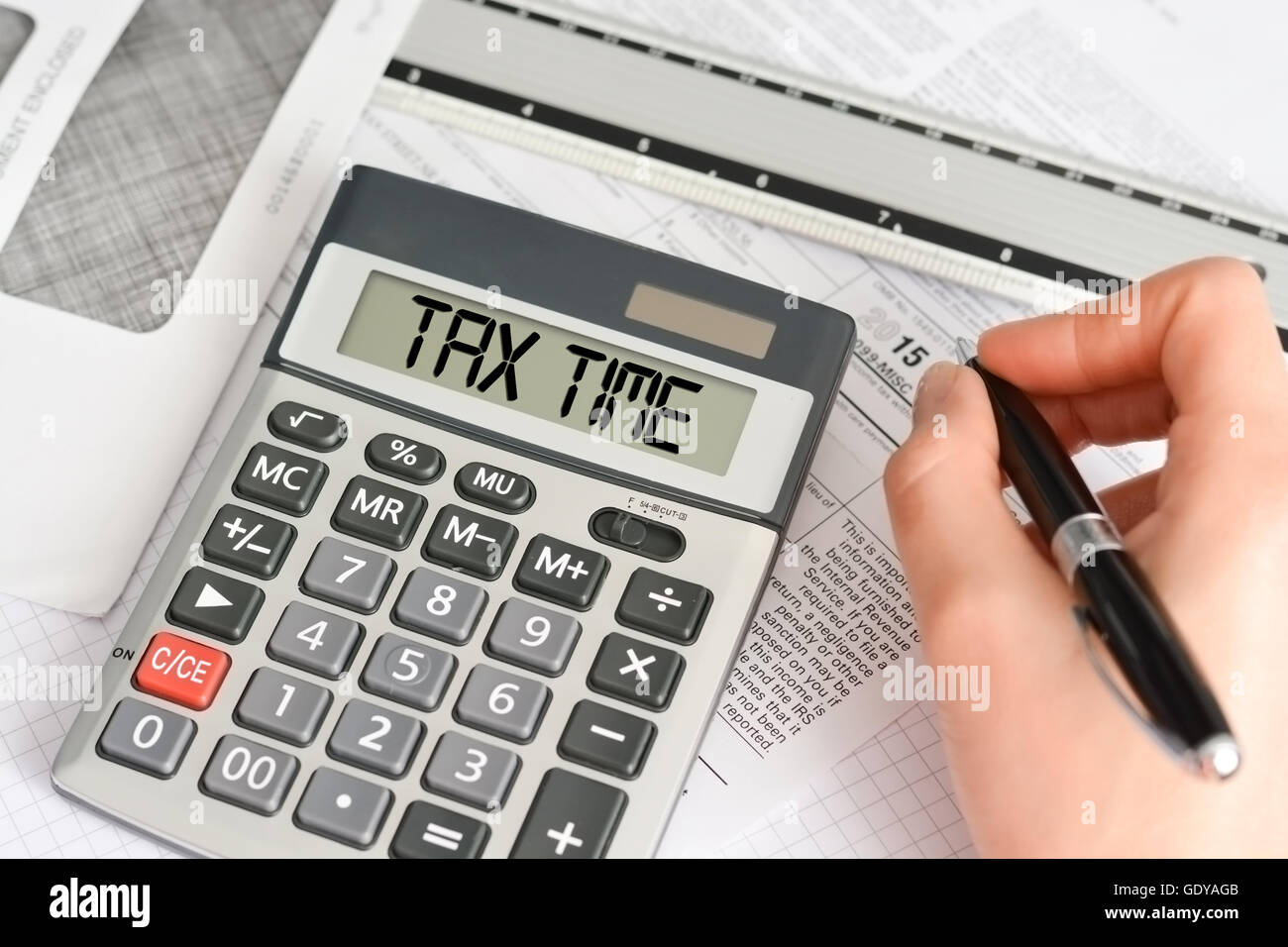 Temps d'imposition concept avec calculatrice de poche et de formulaire d'impôt Banque D'Images