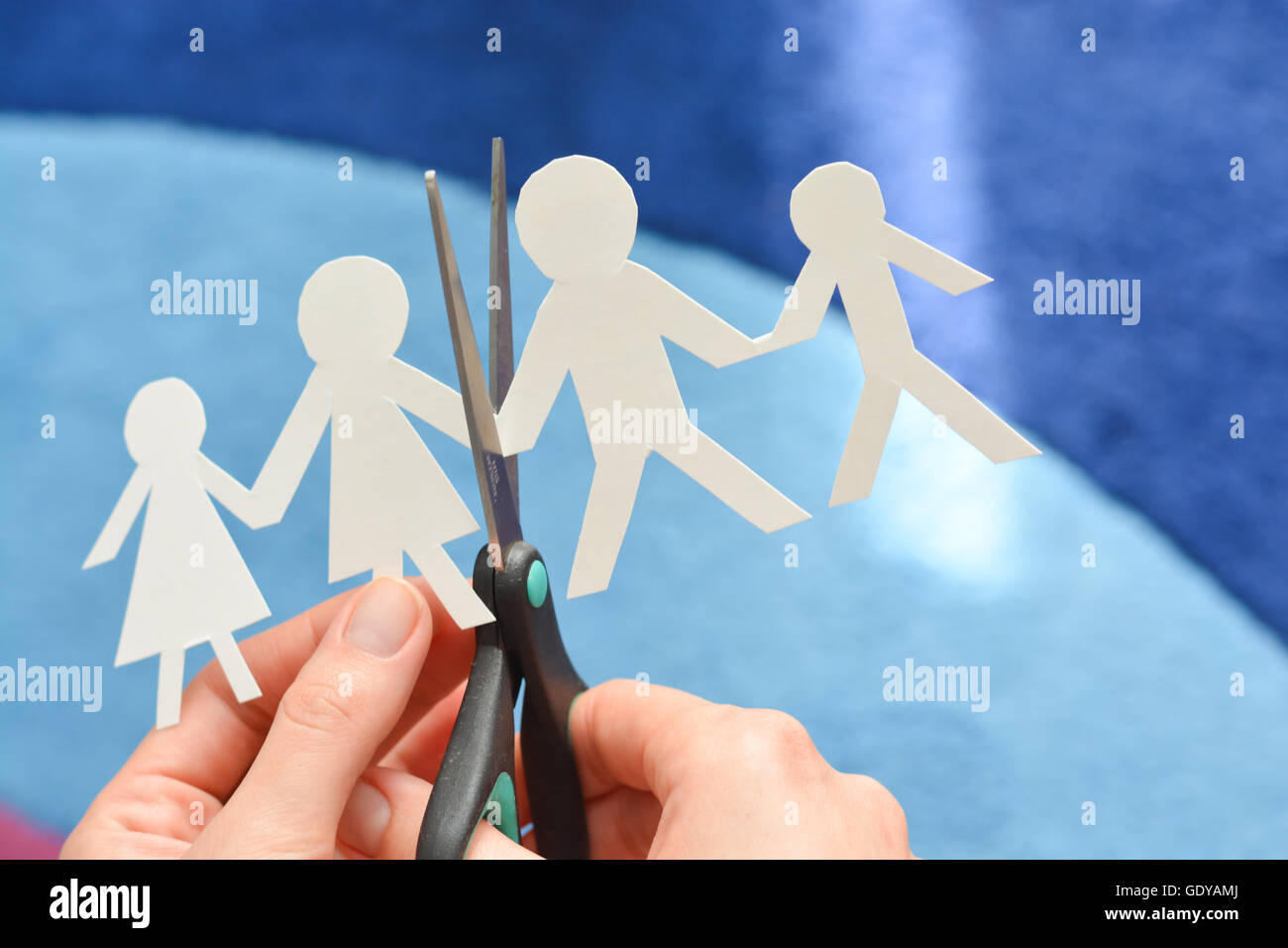 Divorce famille concept avec les formes de papier et ciseaux à penser les problèmes de rapport Banque D'Images