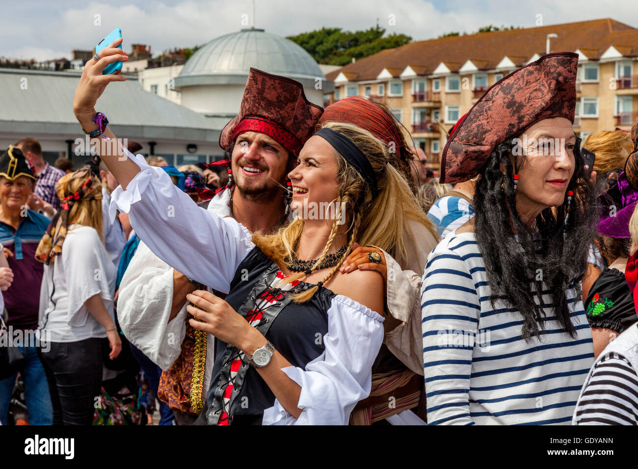 Des gens habillés en costume de pirate sur Hastings Pier à l'Assemblée annuelle de l'Hastings jour Pirate Festival, Hastings, Sussex, UK Banque D'Images