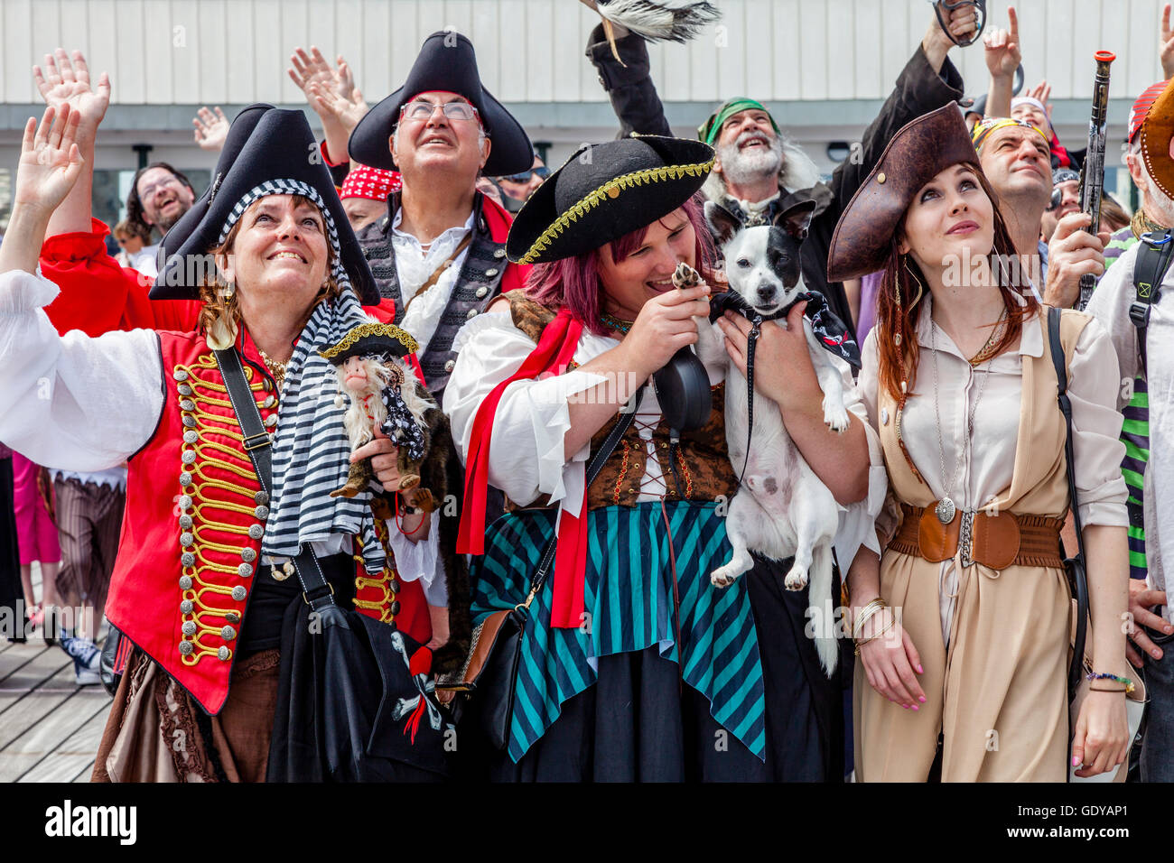 Les gens vêtus de costumes de pirates posent pour une photo de groupe sur la jetée de Hastings Hastings durant la journée Pirate Festival, Hastings, Royaume-Uni Banque D'Images