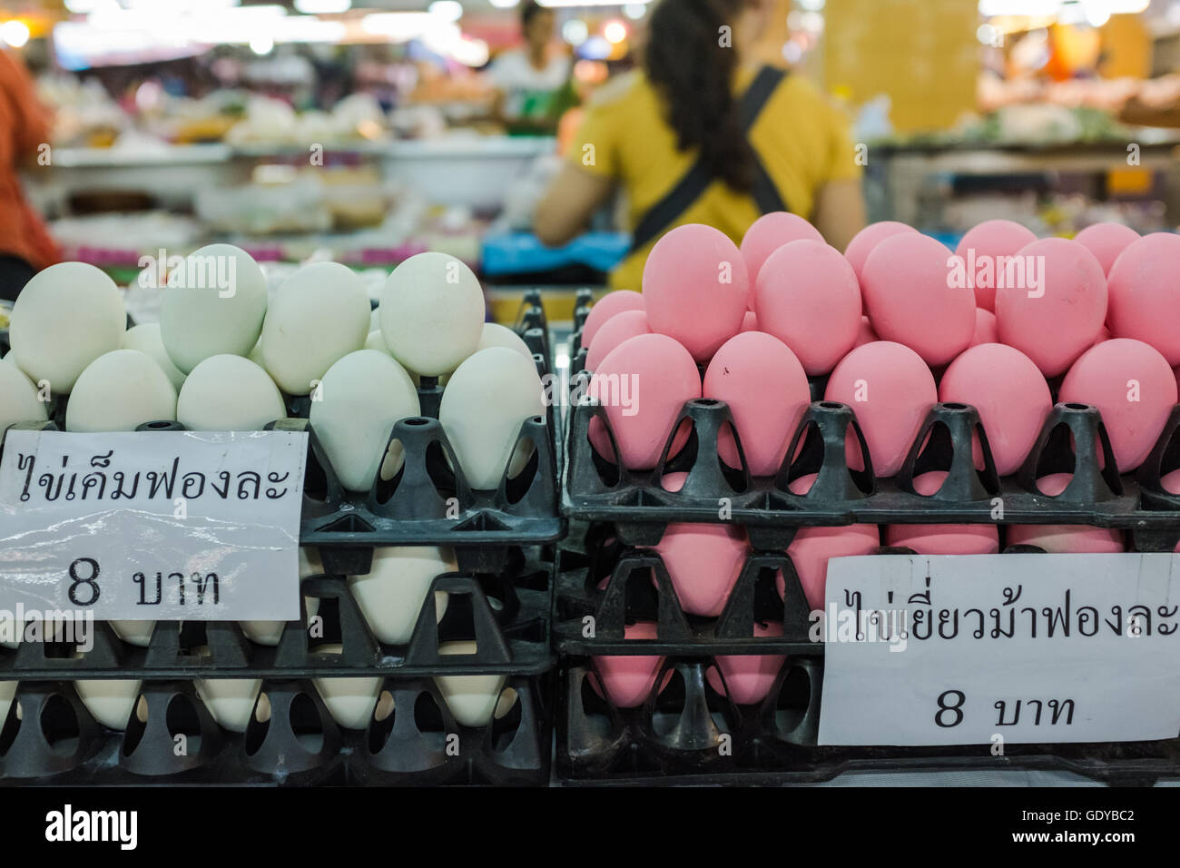 Les œufs blancs et roses à vendre,marché local,Chiang Mai Thaïlande Banque D'Images