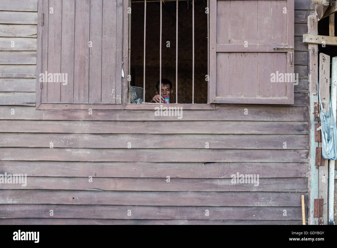 De style thaïlandais traditionnel en bois maison en bois avec des fenêtres d'obturation,Chiang Mai, Thaïlande Banque D'Images
