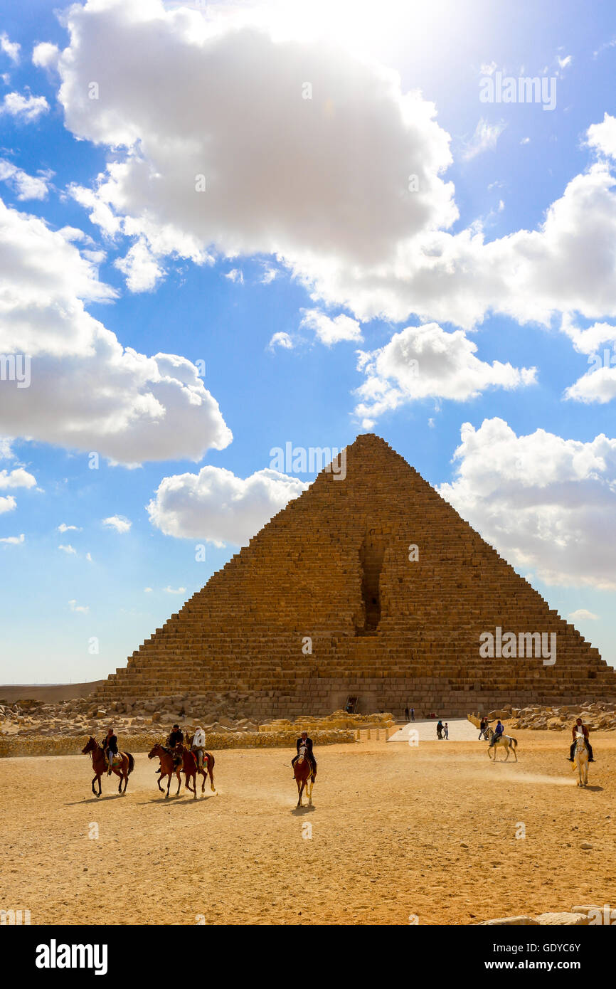 Pyramides et monter des chevaux à Gizeh Egypte Banque D'Images