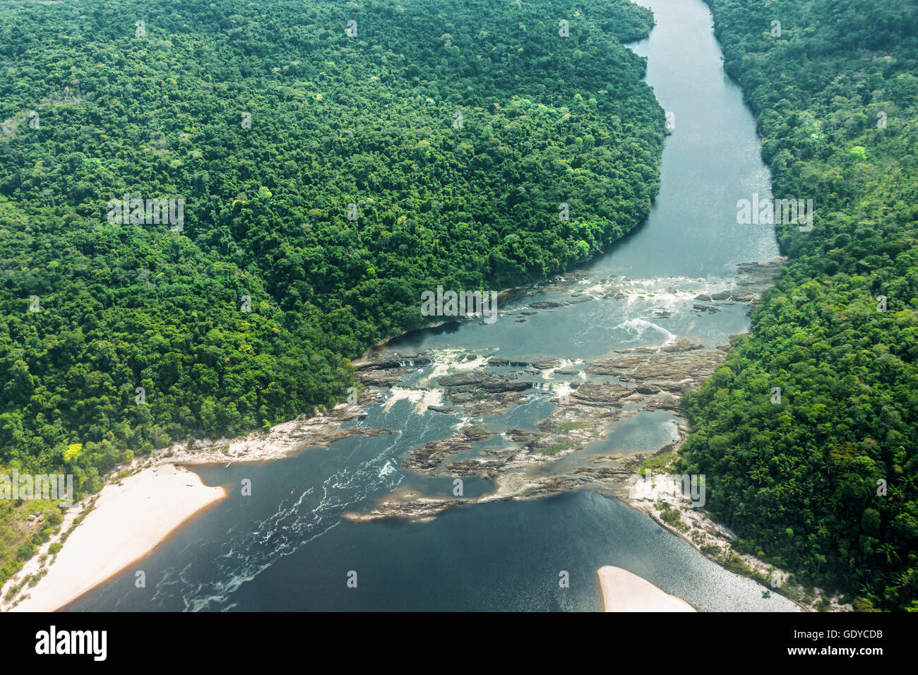 Vue aérienne d'une rivière qui traverse la forêt, rivière Carrao, Parc national Canaima, Venezuela Banque D'Images