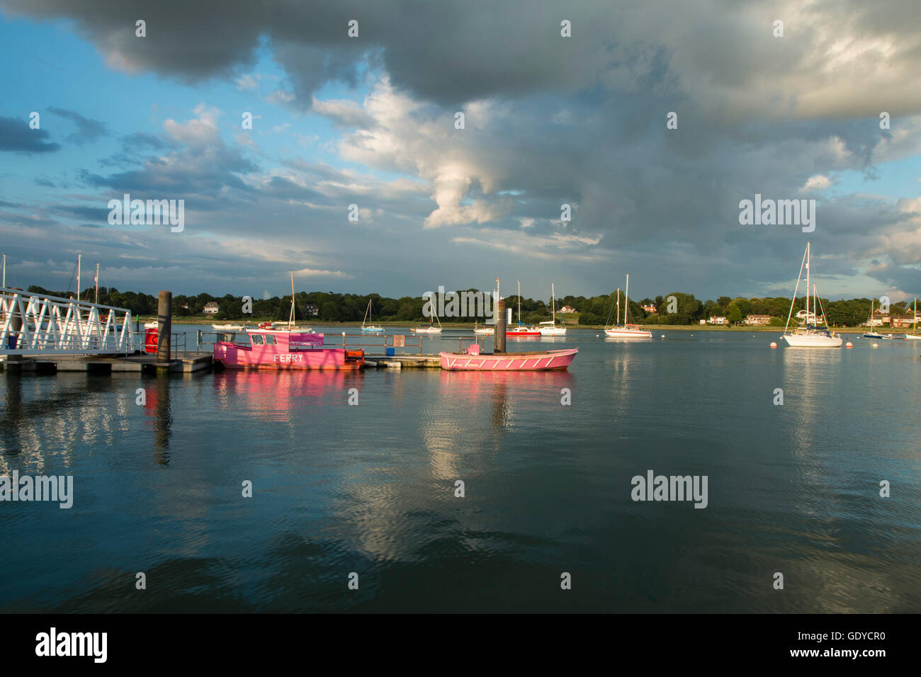 Warsash Ferries, juste avant le coucher du soleil, à leur jetty ayant terminé pour la journée Banque D'Images