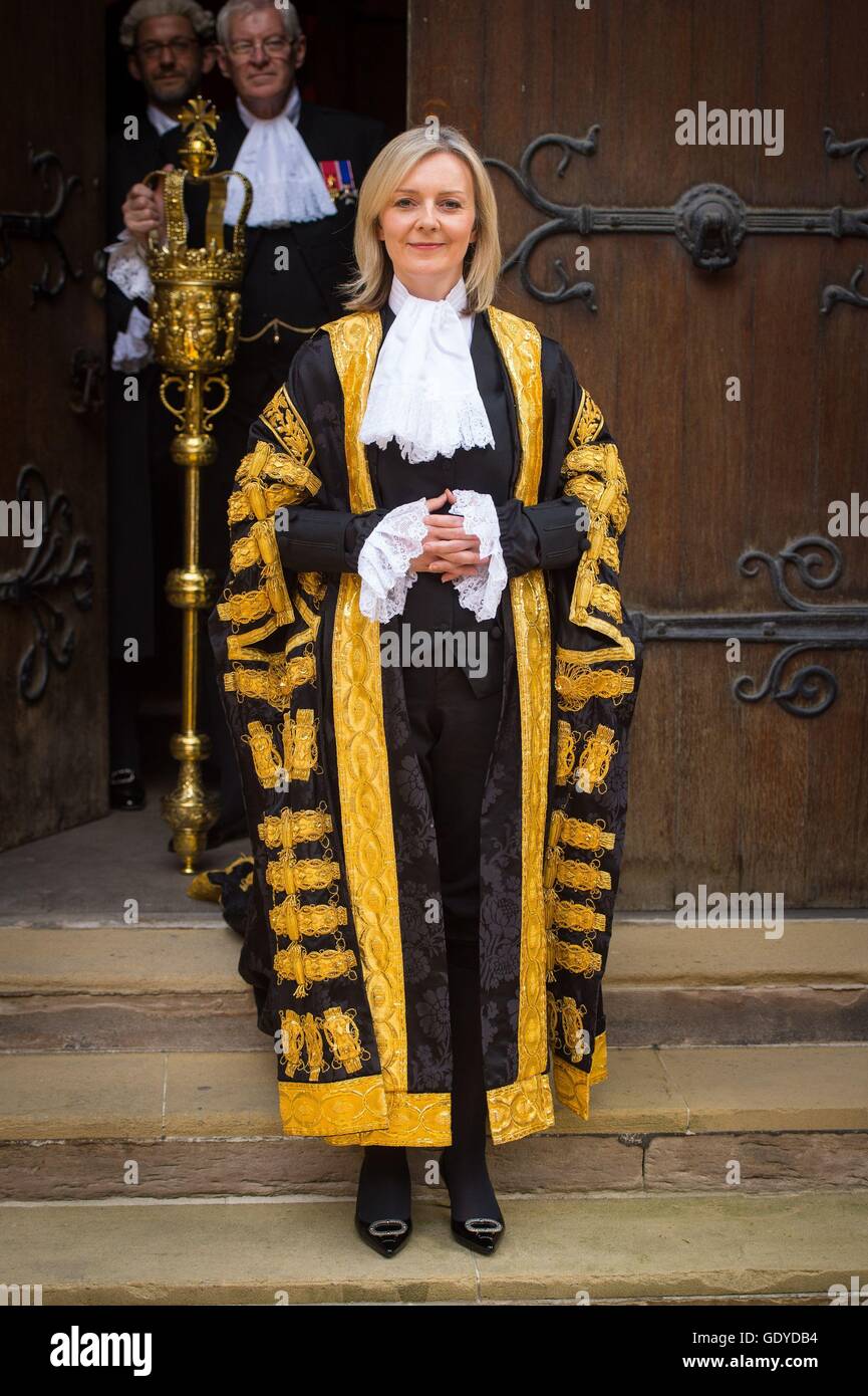 Le nouveau Chancelier Liz Truss, la première femme à tenir le rôle du juge, à l'entrée de la Royal Courts of Justice, dans le centre de Londres avant d'être installé. Banque D'Images