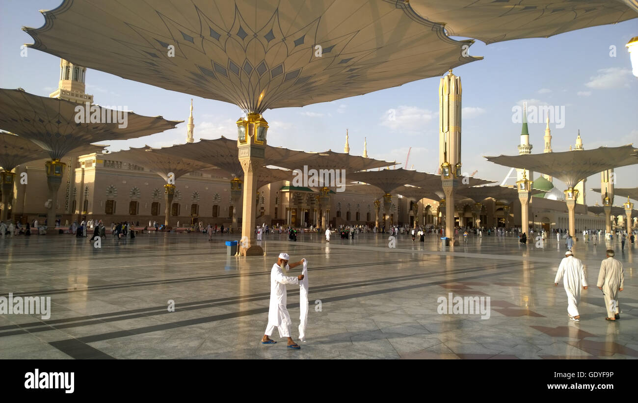 Une image externe de la mosquée du Prophète à Médine, en Arabie Saoudite, le montrer montre les minarets et dômes vert slivoïde et dôme de la mosquée. Banque D'Images