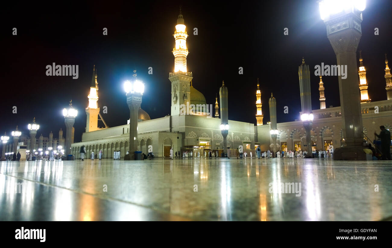 Une image externe de la mosquée du Prophète à Médine, en Arabie Saoudite, le montrer montre les minarets et dômes vert slivoïde et dôme de la mosquée. Banque D'Images