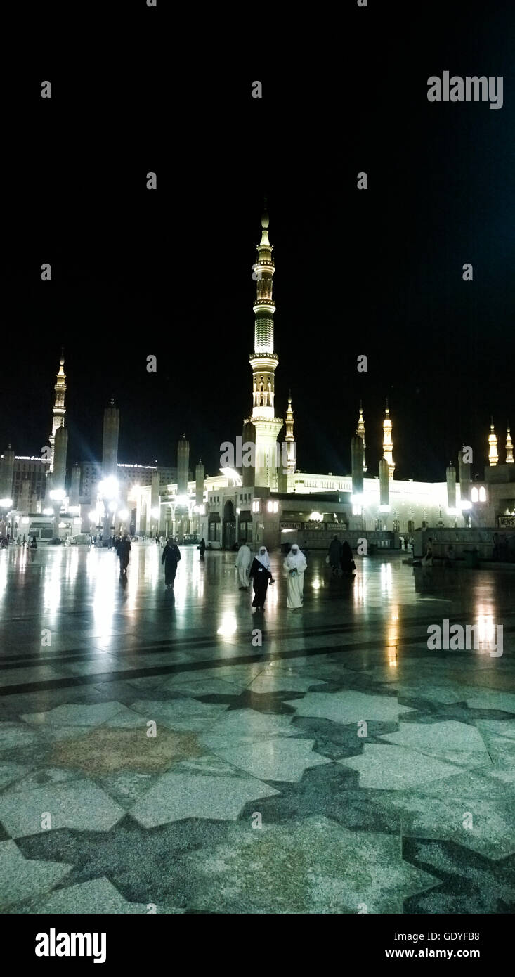 Une image externe de la mosquée du Prophète à Médine, en Arabie Saoudite, le montrer montre les minarets et dômes vert slivoïde et dôme de la mosquée. Banque D'Images