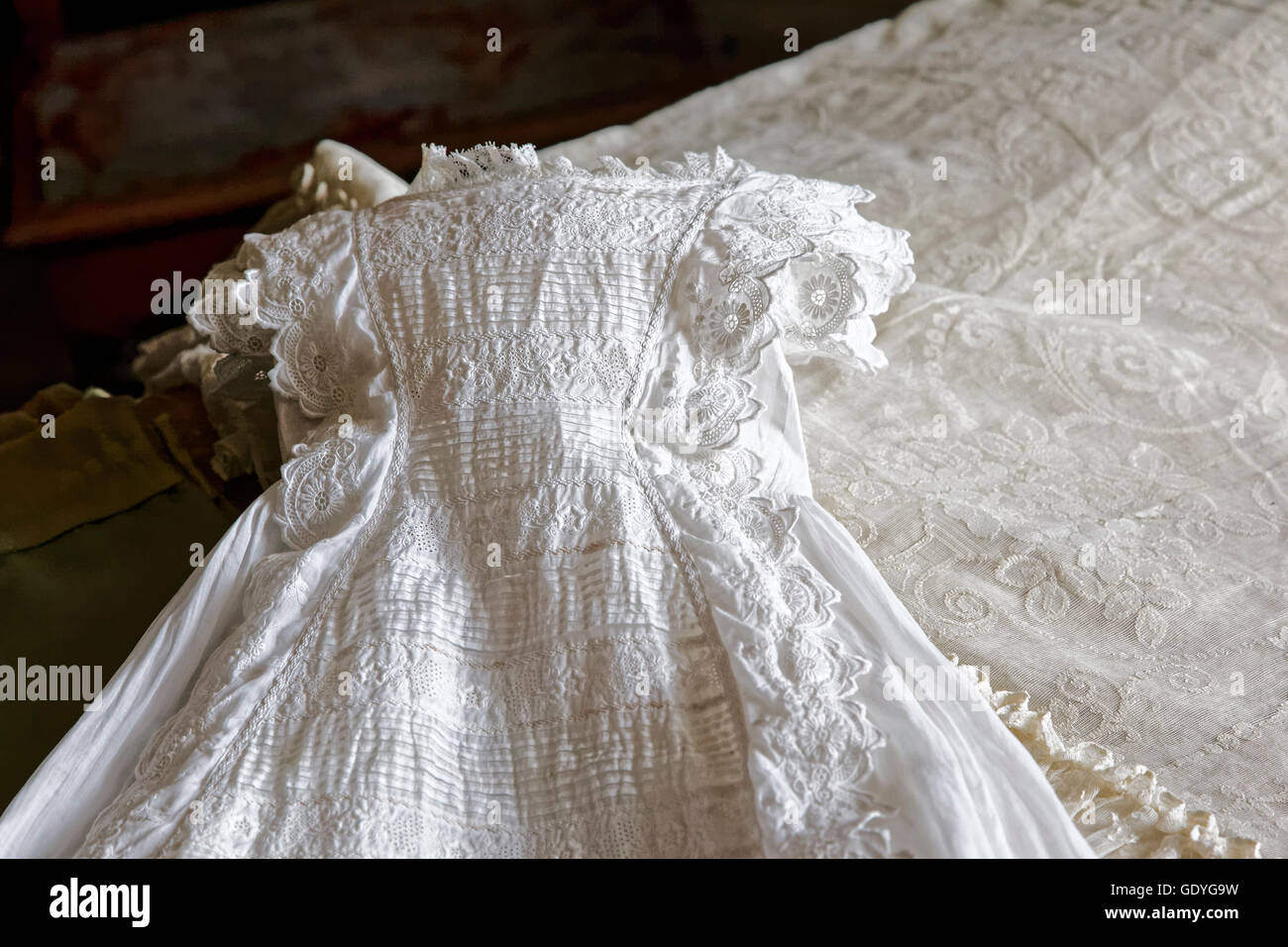 Dentelles anciennes Christening gown disposés sur un lit Banque D'Images