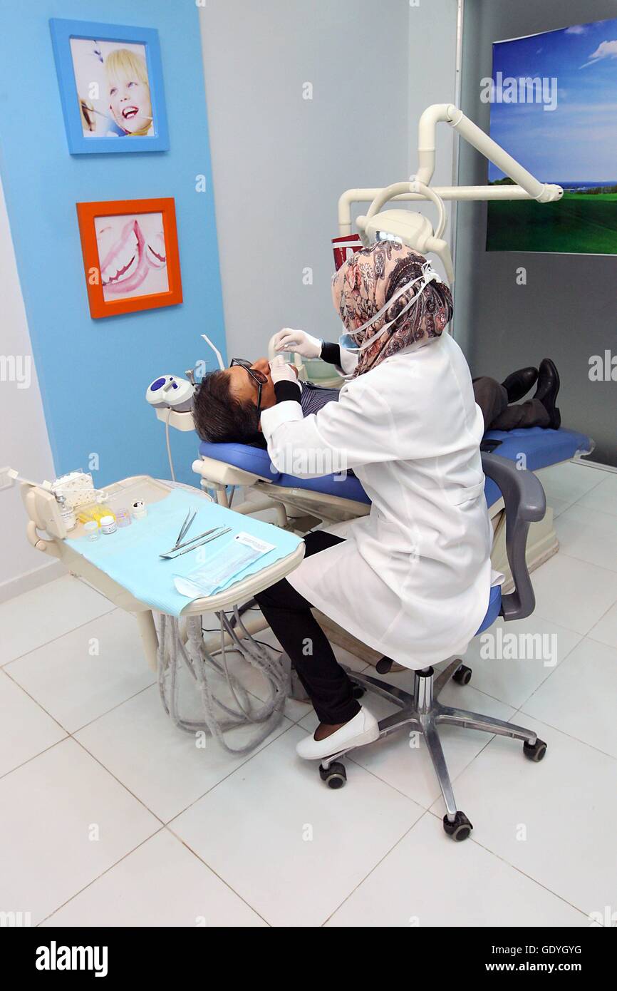 Une jeune femme dentiste dans son bureau dans la ville de Gaza. La bande de Gaza est une région
