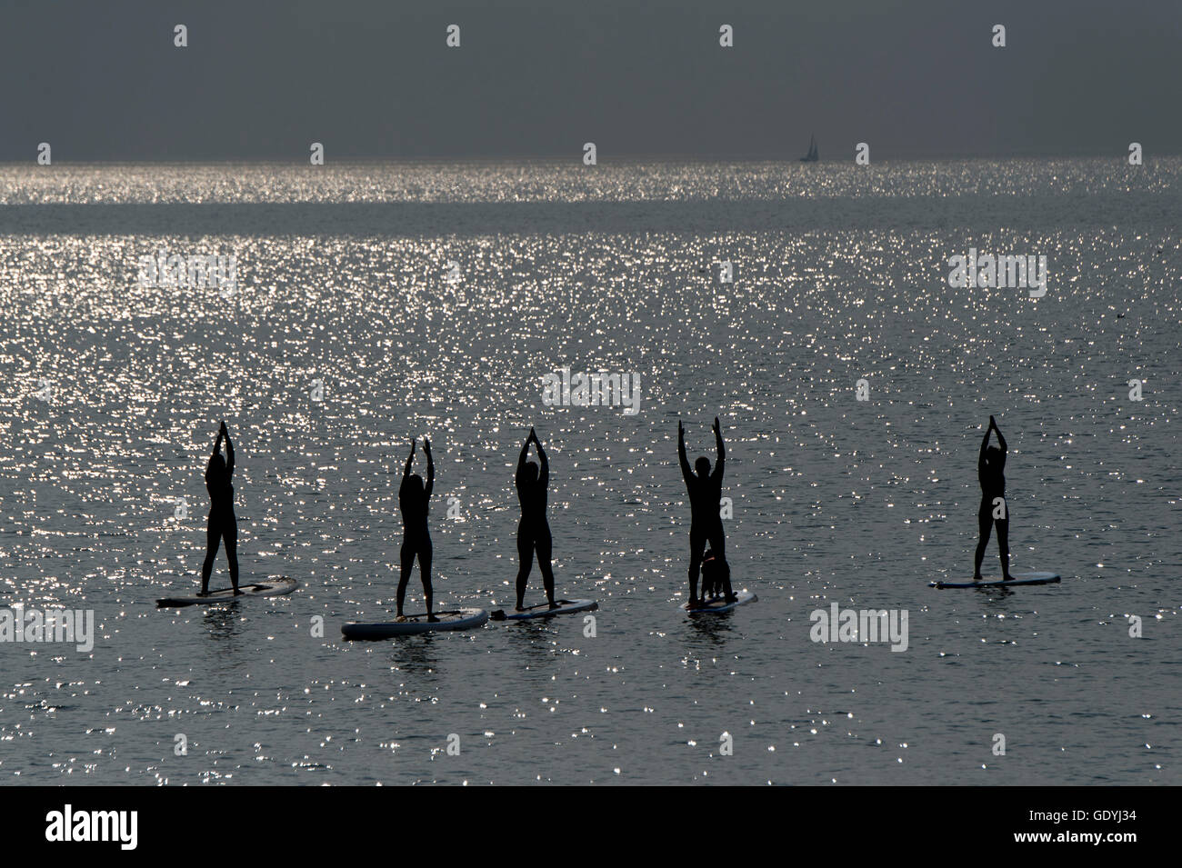 Stand-up-paddleboard (SUP) yoga à Westward Ho !, Devonshire, Royaume-Uni, où pratiquer cette discipline en paddleboarders debout.Un UK Banque D'Images