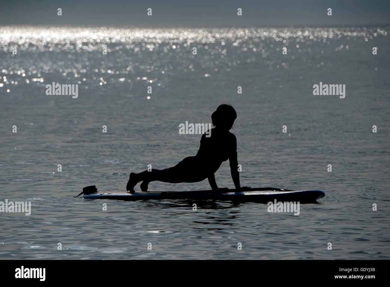 Stand-up-paddleboard (SUP) yoga à Westward Ho !, Devonshire, Royaume-Uni, où pratiquer cette discipline en paddleboarders debout.Un UK Banque D'Images