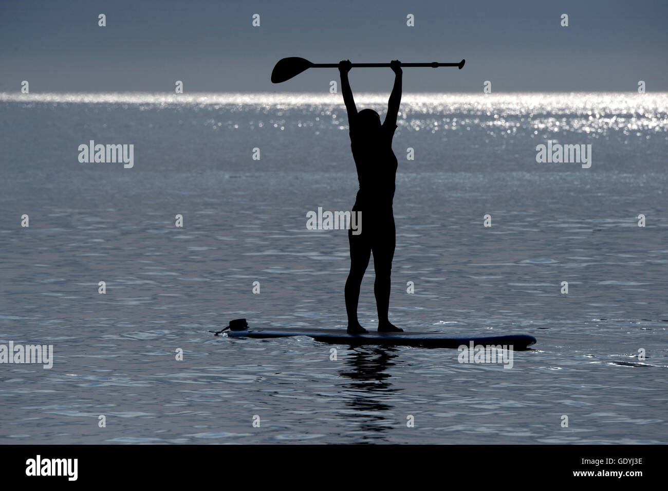 Stand-up-paddleboard (SUP) yoga à Westward Ho !, Devonshire, Royaume-Uni, où pratiquer cette discipline en paddleboarders debout.Un UK Banque D'Images