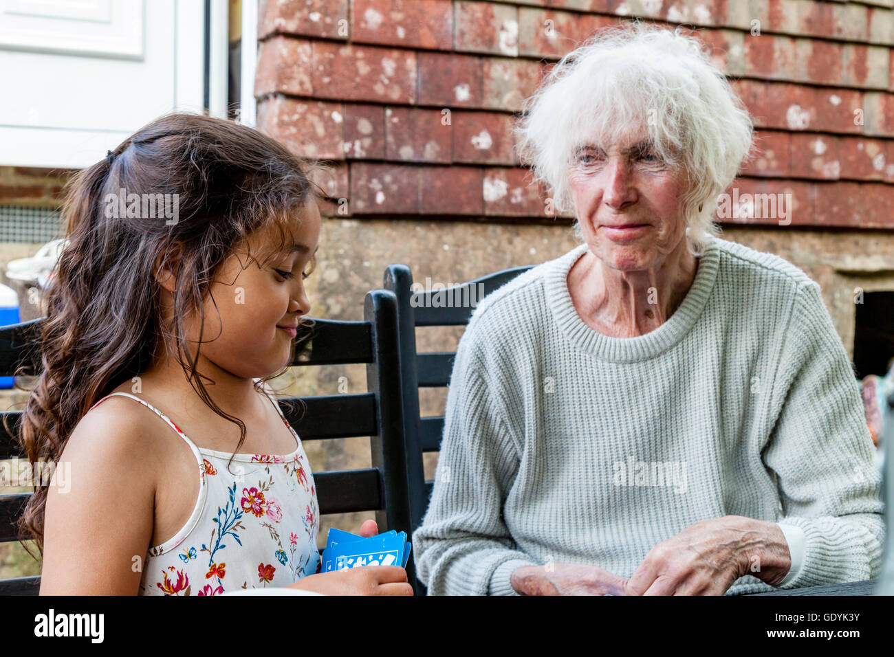 Une race mixte enfant joue d'enfant avec sa grand-mère, Sussex, UK Banque D'Images