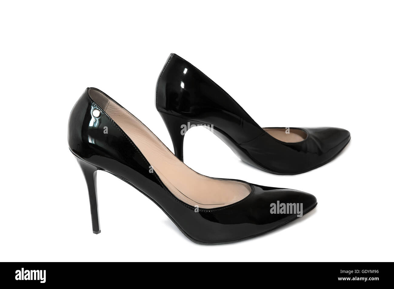 Belles chaussures pour femmes élégantes en cuir noir à talons hauts. Présenté sur un fond blanc. Banque D'Images