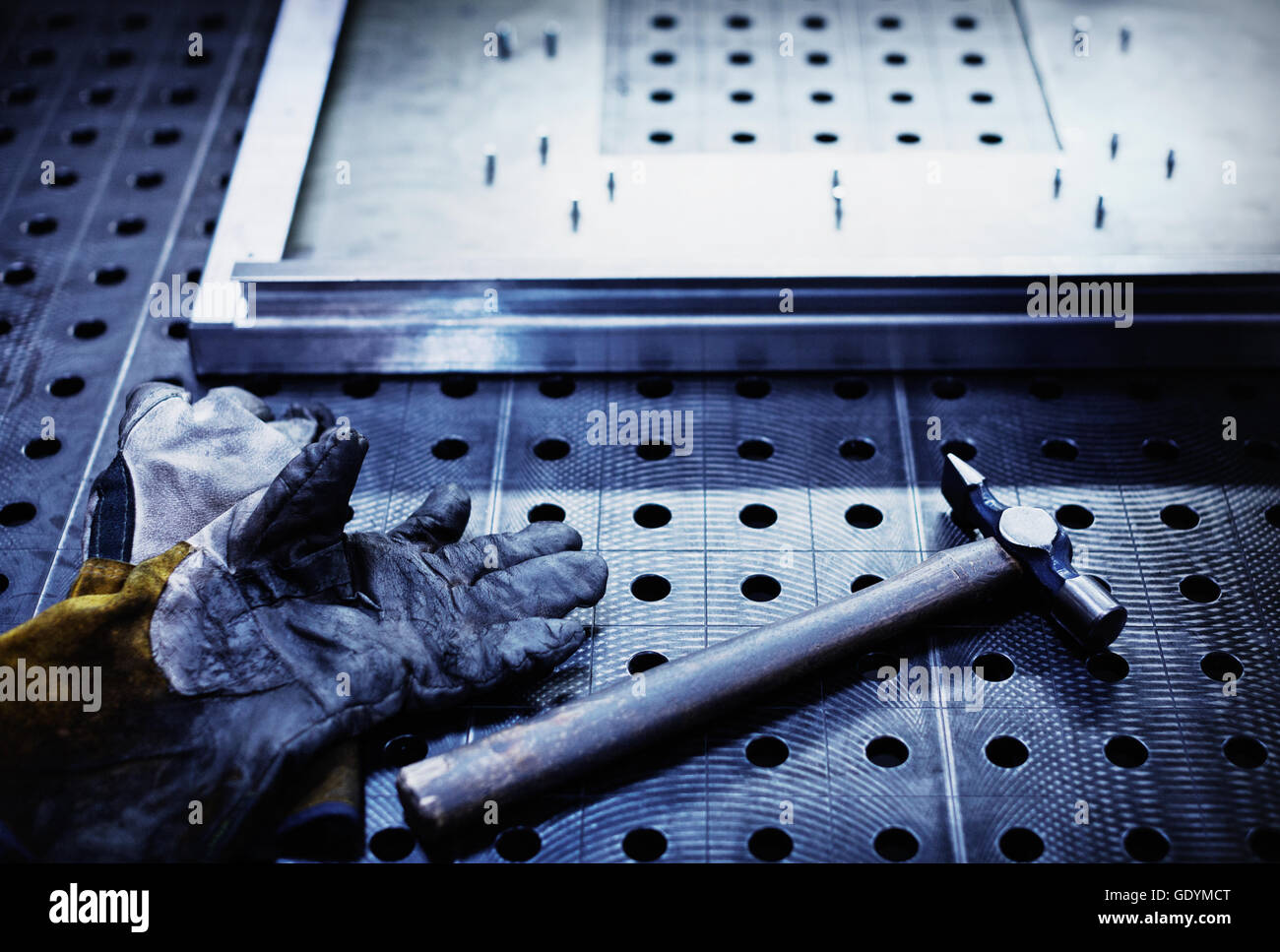 Marteau et des gants en acier steel factory Banque D'Images