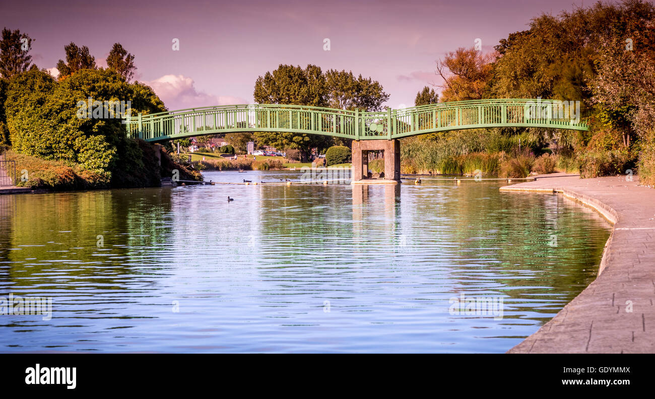 Pont qui passe au-dessus du lac de plaisance de Cleethorpes Banque D'Images