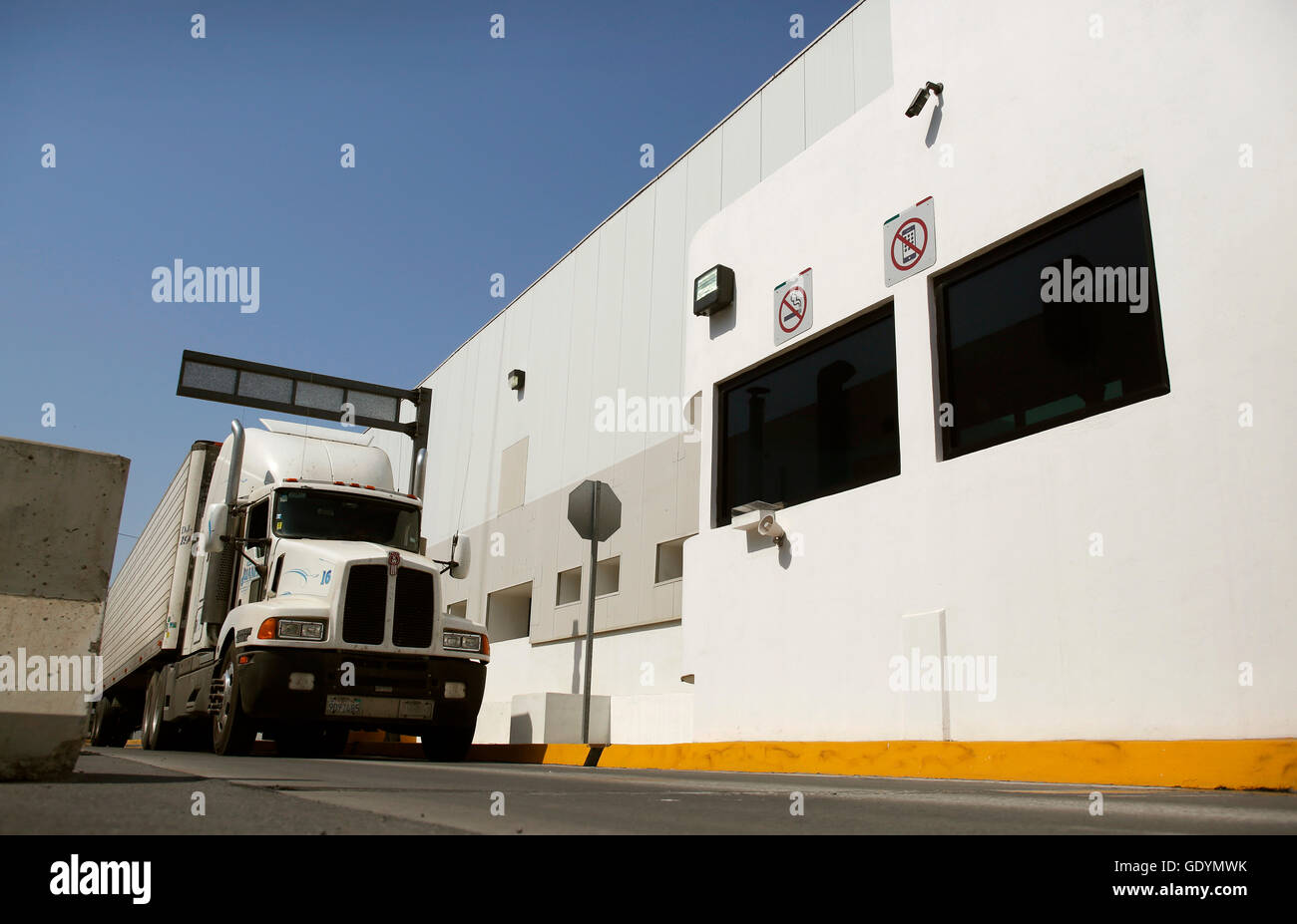 Un tracteur-remorque transportant des importations du Mexique traverse le point de contrôle américain au point d'entrée d'Otay Mesa, en Californie. Le processus de pré-inspection du fret rationalise la livraison des marchandises aux détaillants américains. Banque D'Images