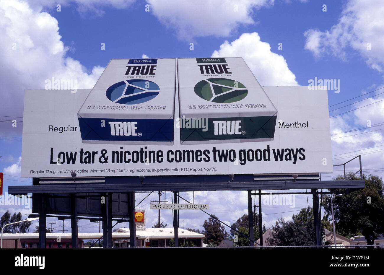 Vrai cigarettes billboard à Los Angeles, CA vers 1971 Banque D'Images