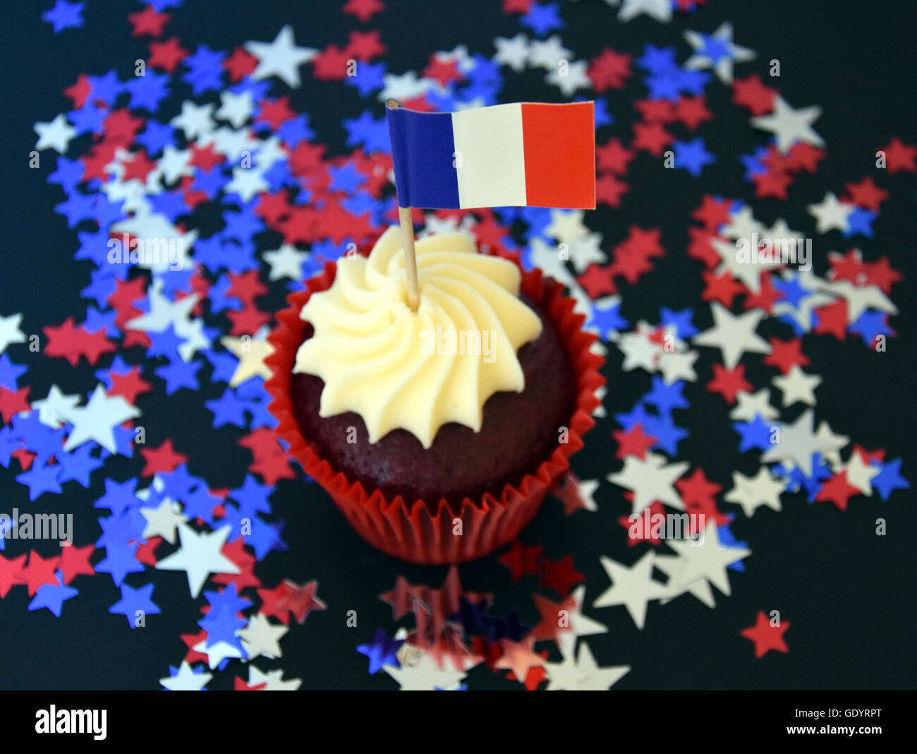 Happy Bastille Day Cupcake Avec Rouge Blanc Et Bleu Du Drapeau Francais Vive La France Photo Stock Alamy