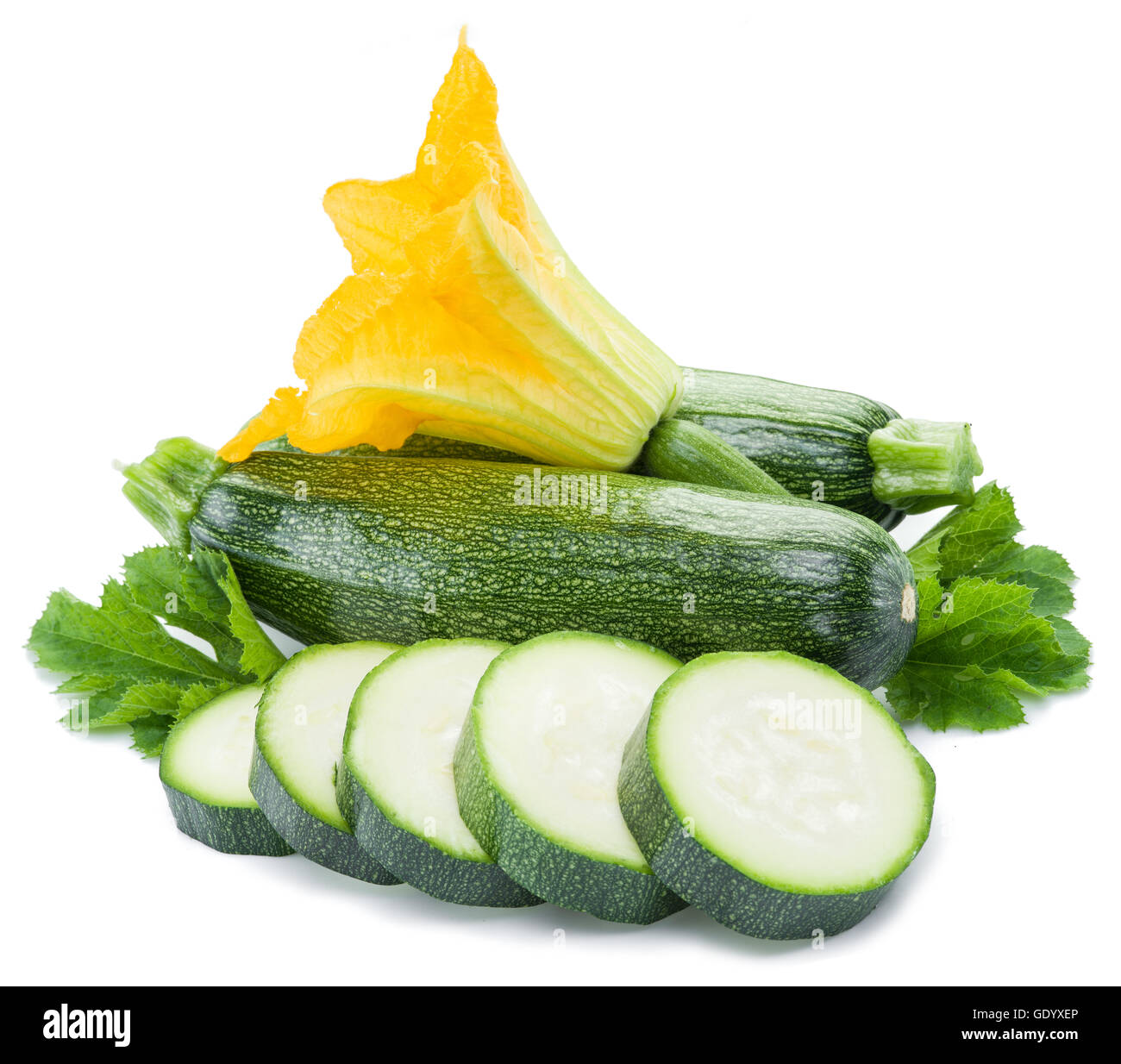 Avec des tranches de courgettes et fleurs sur fond blanc. Banque D'Images