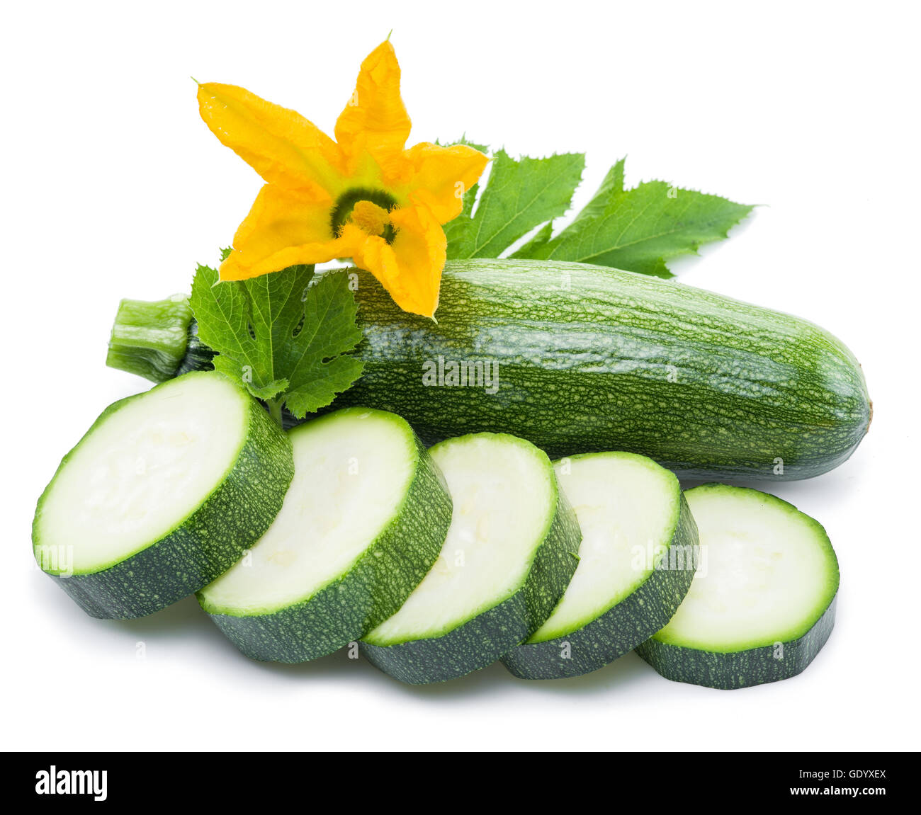 Avec des tranches de courgettes et fleurs sur fond blanc. Banque D'Images