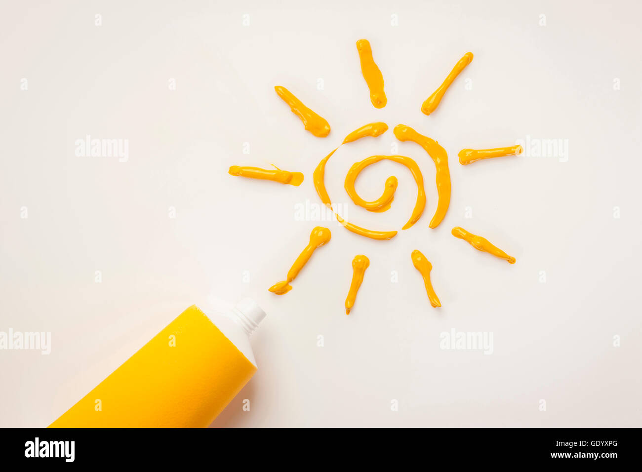 Soleil jaune jaune blanc contre l'aquarelle Banque D'Images