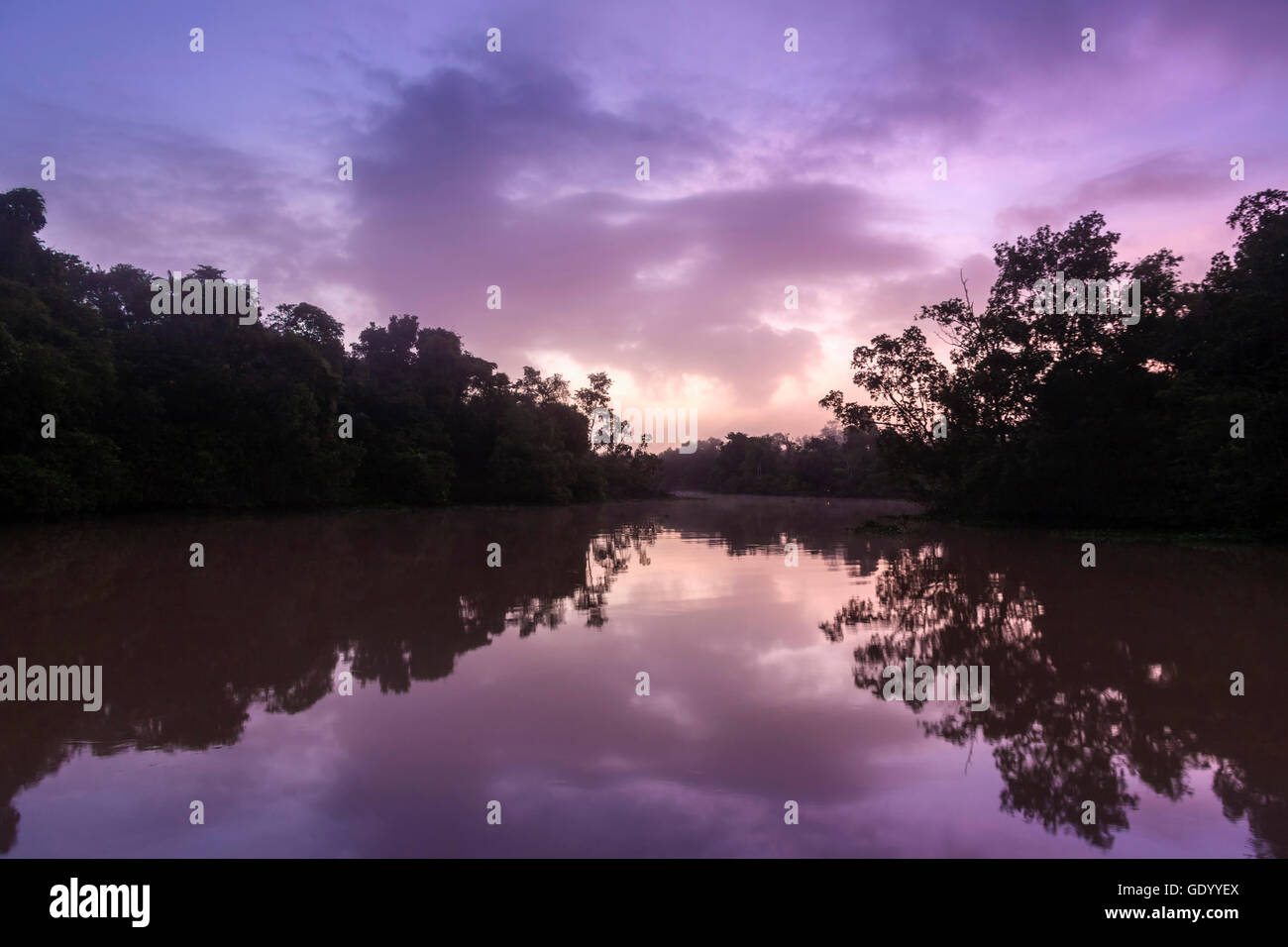 La réflexion des nuages en rivière, fleuve d'Orinoco, Orinoco Delta, Venezuela Banque D'Images