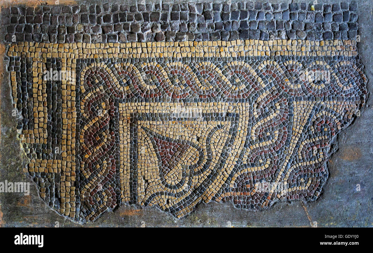 Partie d'une mosaïque romaine trouvée dans l'une des maisons de la ville romaine Venta Silurum, Caervent, pays de Galles Banque D'Images