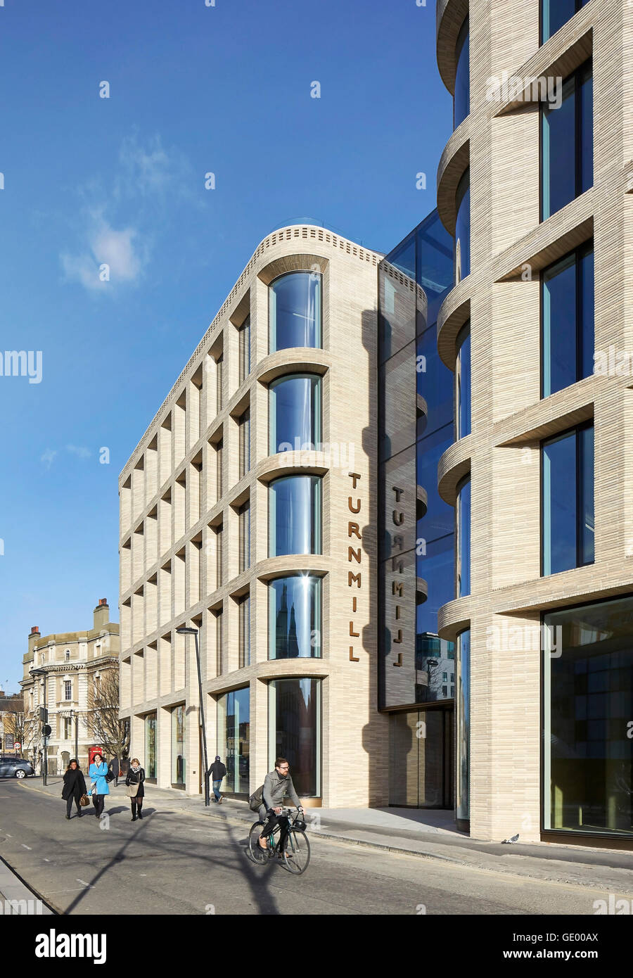 Façade en brique avec signalisation. Turnmill Building, Londres, Royaume-Uni. Architecte : Piercy & Company, 2015. Banque D'Images