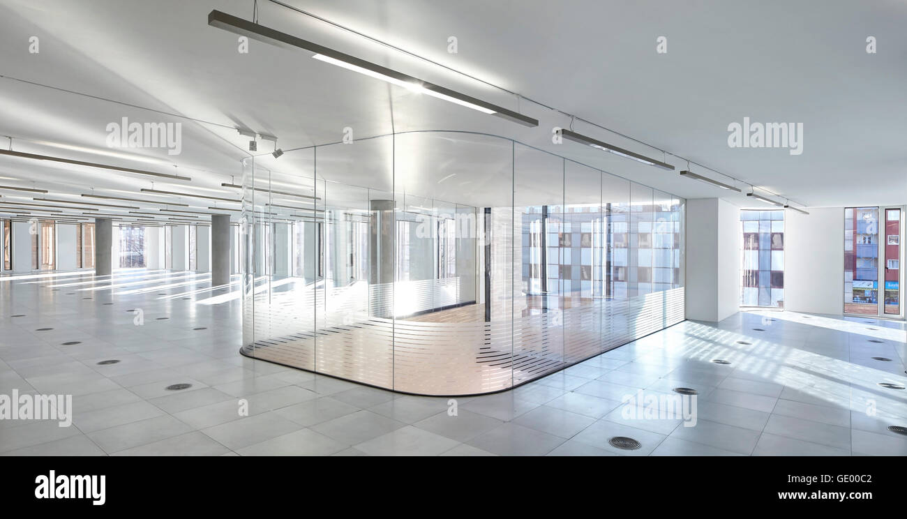 Non-meublé open plan de plancher avec vitrage atrium. Turnmill Building, Londres, Royaume-Uni. Architecte : Piercy & Company, 2015. Banque D'Images