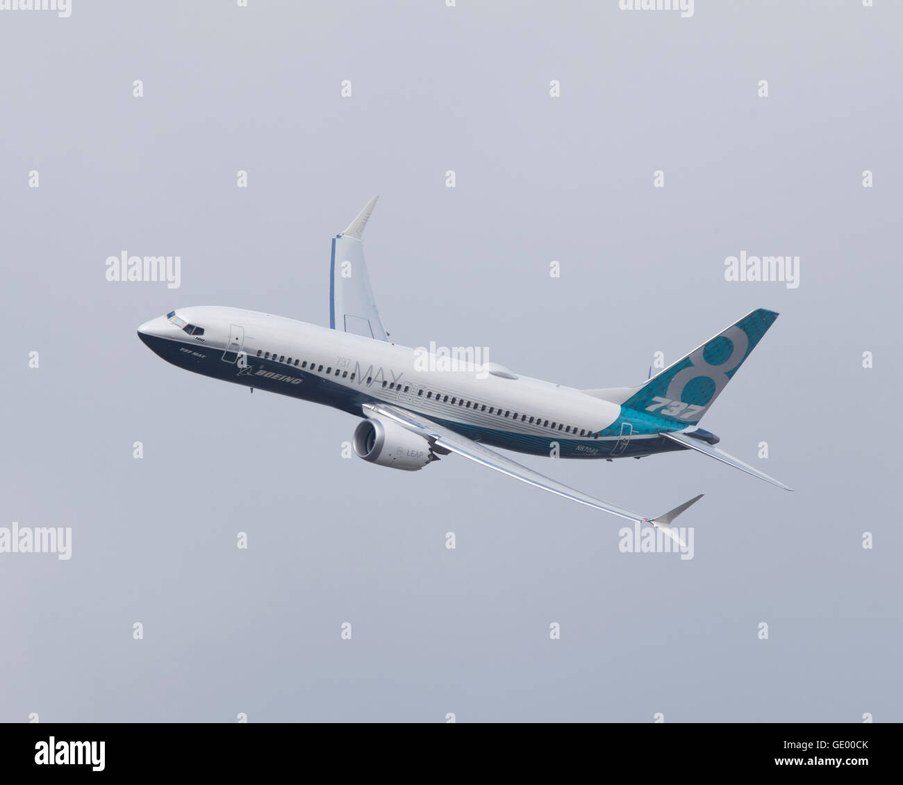Boeing 737 MAX 8 N87040 volant à la Farnborough International Airshow 2016 Banque D'Images