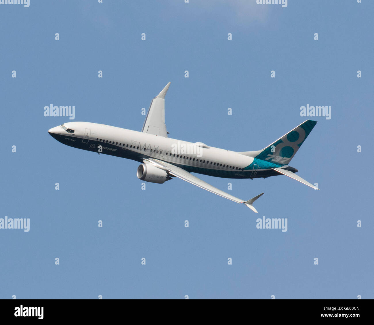 Boeing 737 MAX 8 N87040 volant à la Farnborough International Airshow 2016 Banque D'Images