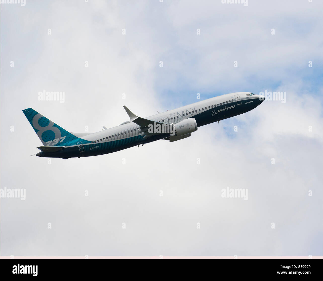 Boeing 737 MAX 8 N87040 volant à la Farnborough International Airshow 2016 Banque D'Images
