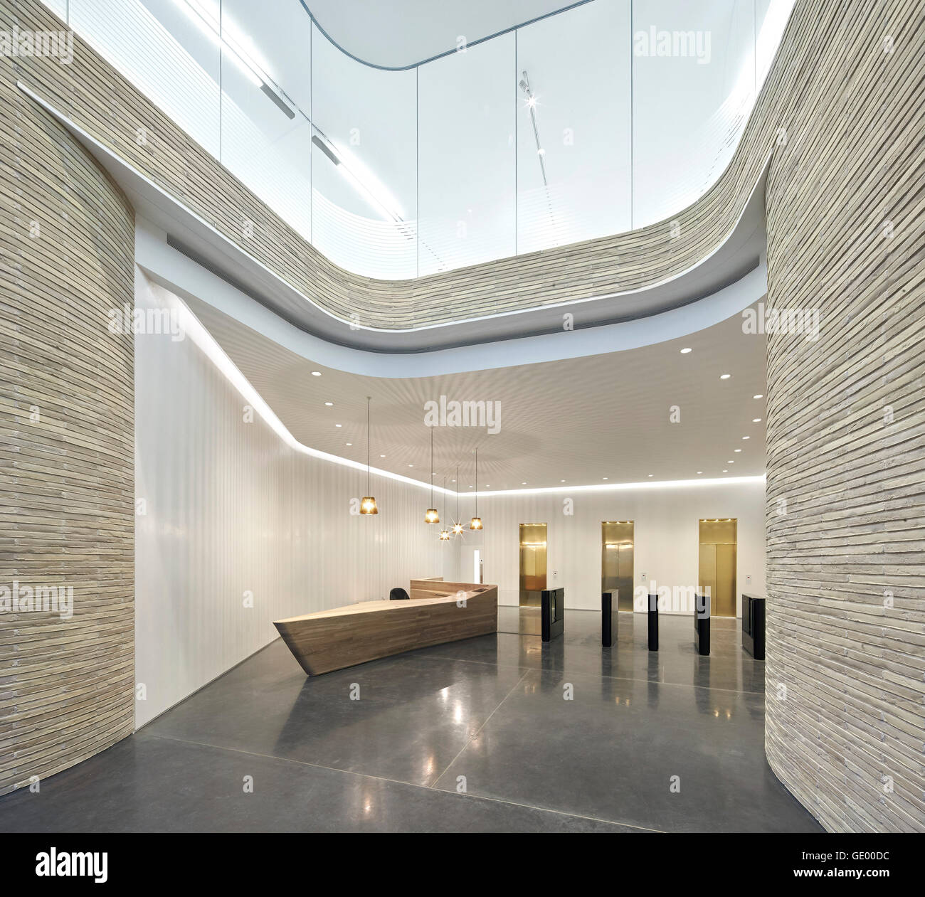 L'atrium d'entrée avec vue sur la réception. Turnmill Building, Londres, Royaume-Uni. Architecte : Piercy & Company, 2015. Banque D'Images