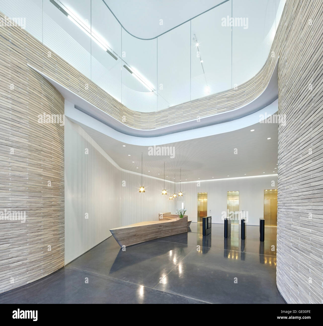 L'atrium d'entrée avec barrière de sécurité et Ascenseur Hall avec salon. Turnmill Building, Londres, Royaume-Uni. Architecte : Piercy & Company, 2015. Banque D'Images