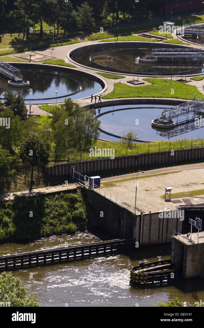 Vue aérienne des réservoirs de stockage des eaux usées à l