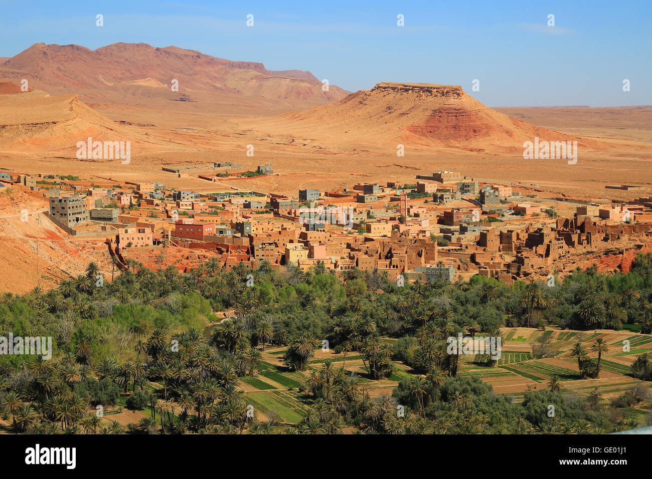 Village marocain sur les pentes orientales des montagnes de l'Atlas à Tinerhir oasis Banque D'Images