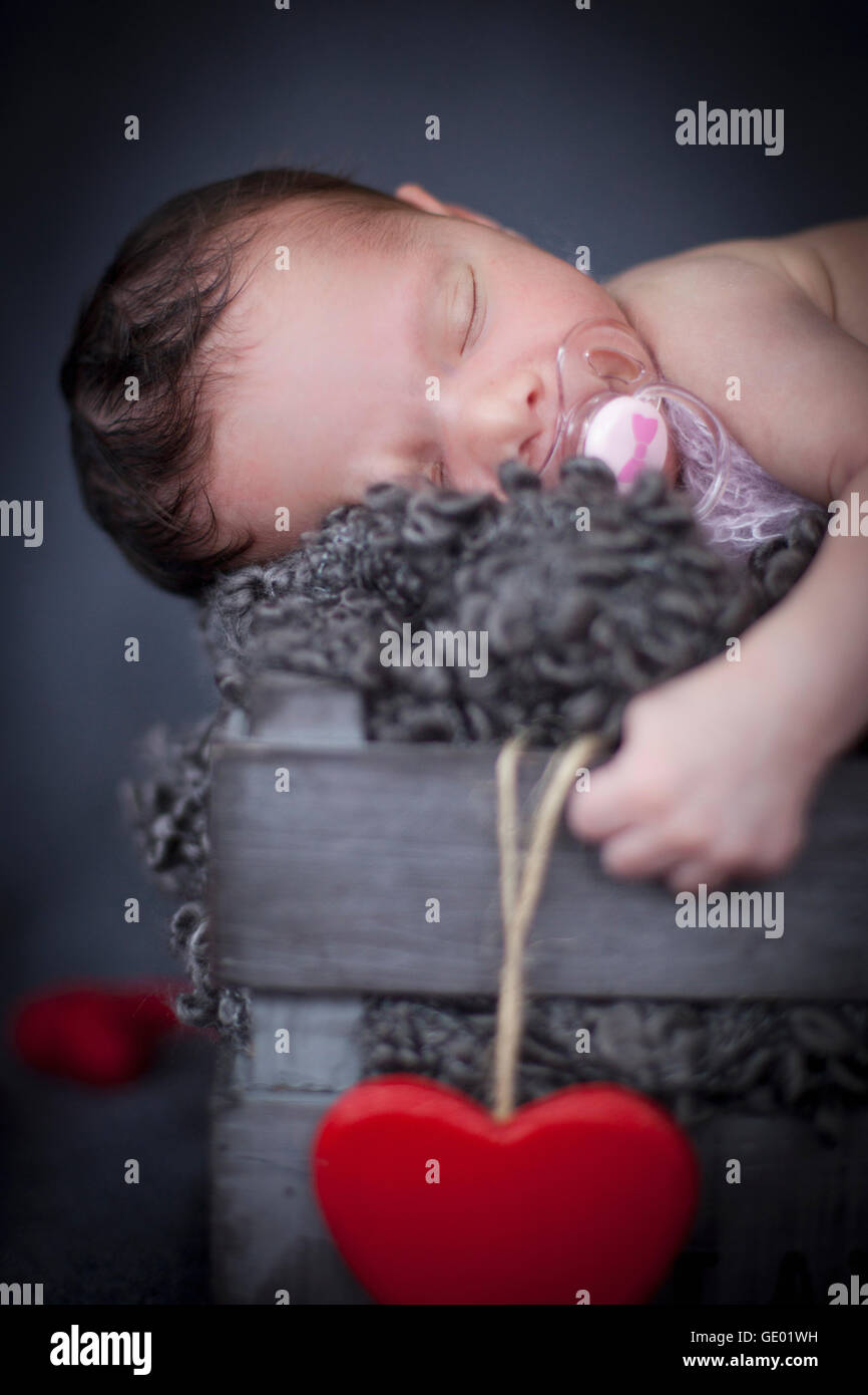 Close Up Of Cute Naissance Bebe Fille Dormir Avec Sucette Sur Winebox Furstenfeldbruck Baviere Allemagne Photo Stock Alamy