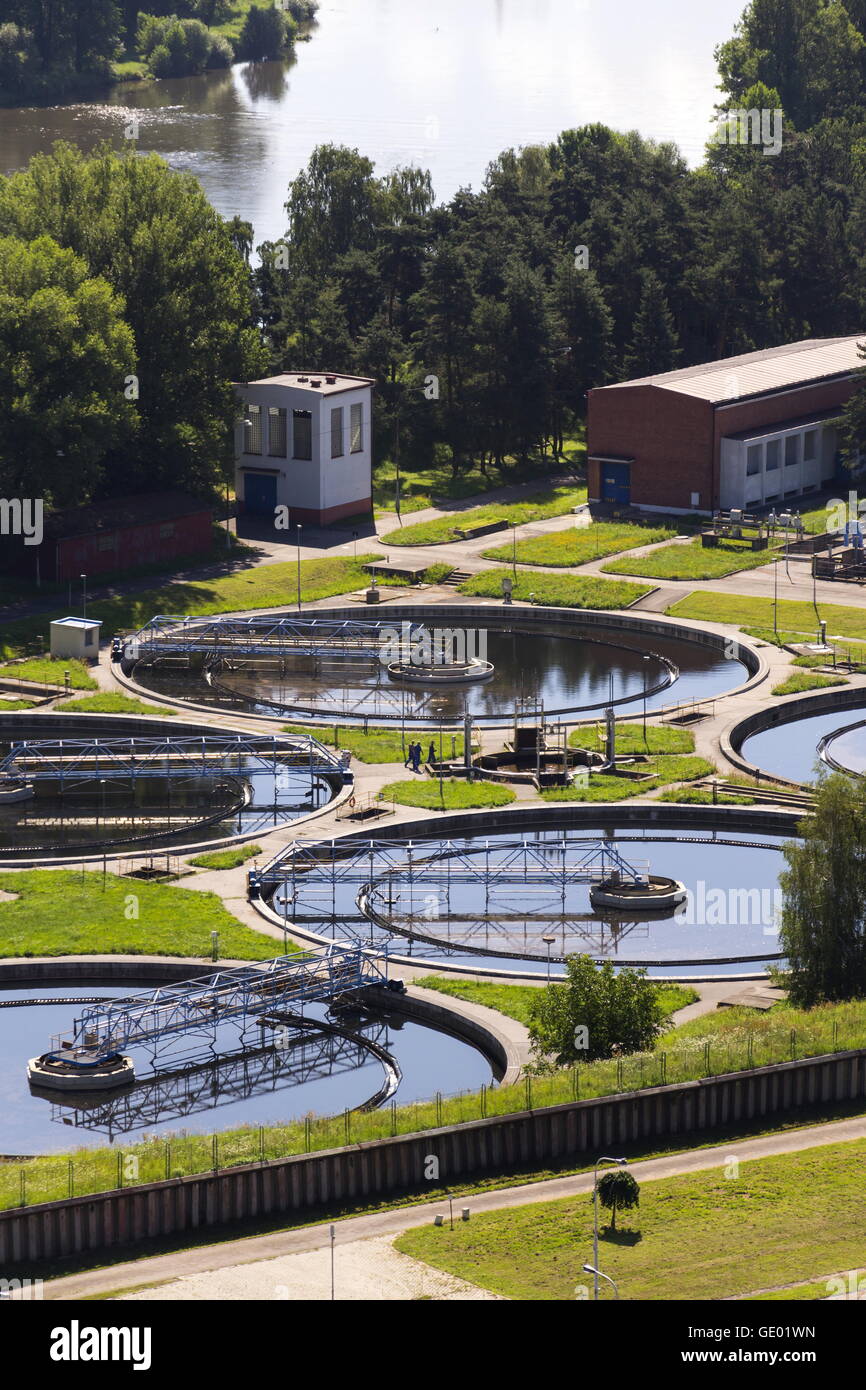 Vue aérienne des réservoirs de stockage des eaux usées à l